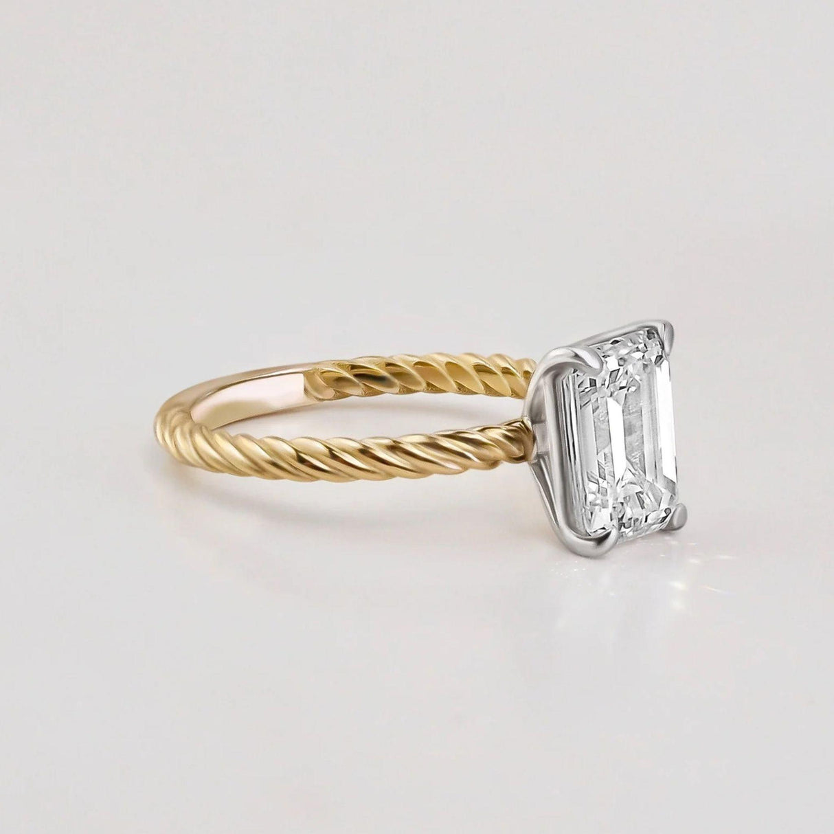 Pierścionek zaręczynowy z 1ct diamentem emerald cut Lab Grow
