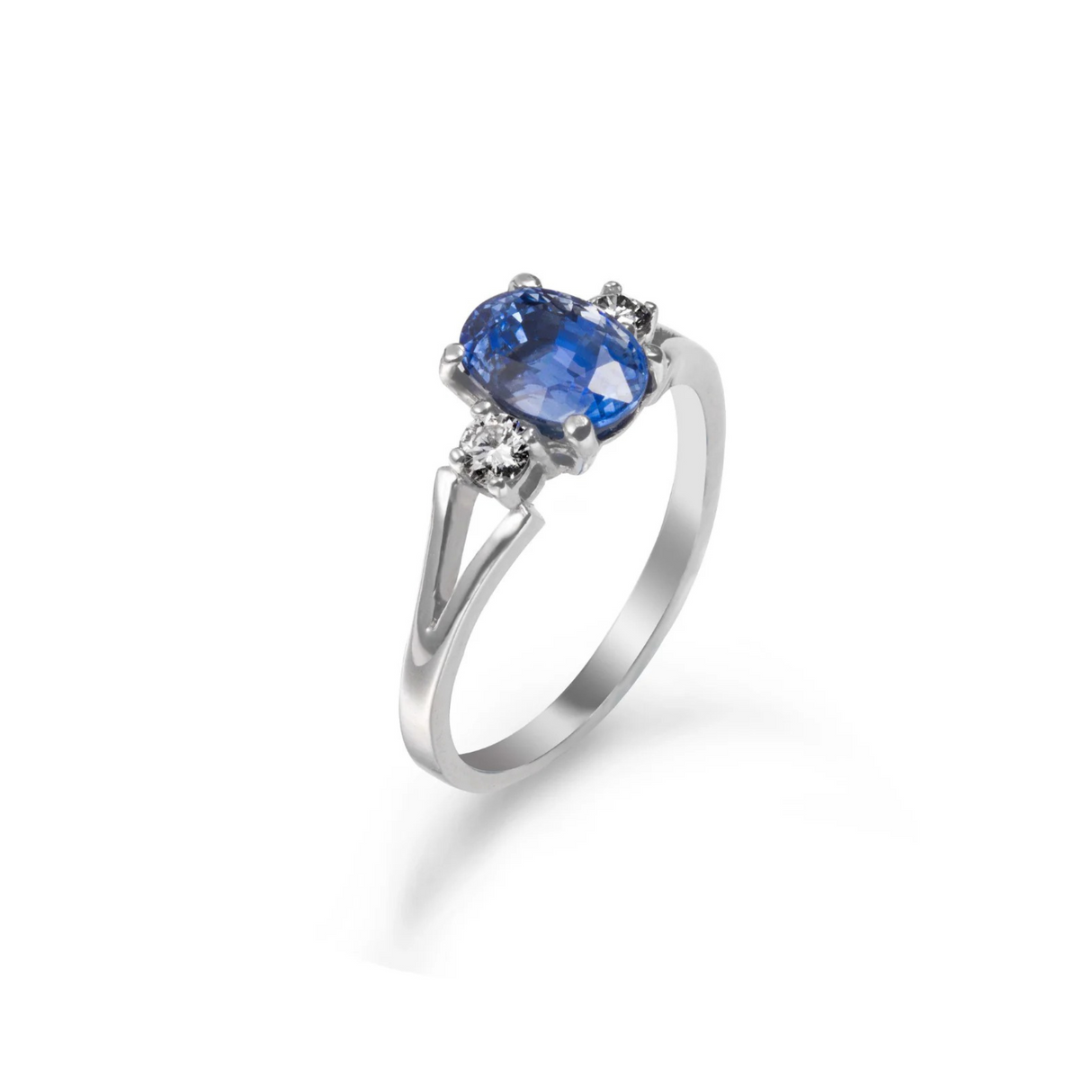 Klasyczny pierścionek z białego złota i szafiru