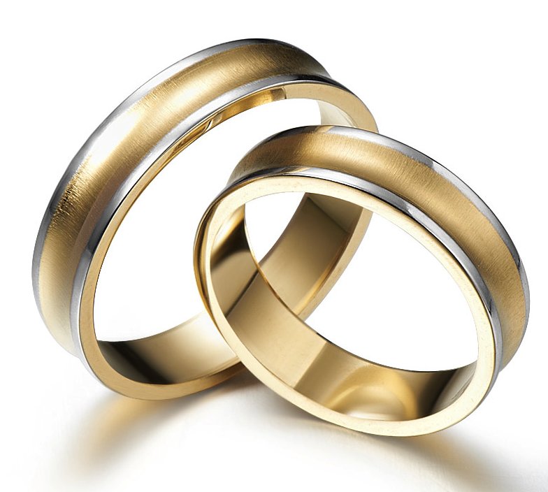 Gold wedding rings - the warmth of a sunny beach
