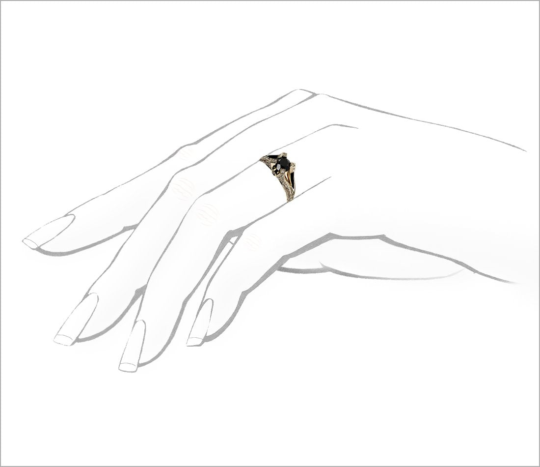 Pierścionek z czarnym diamentem - widok na dłoni