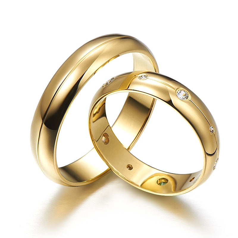 Yellow gold wedding rings decorated with diamonds