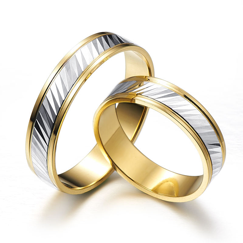 Two-color wedding rings decorated with diagonal cuts