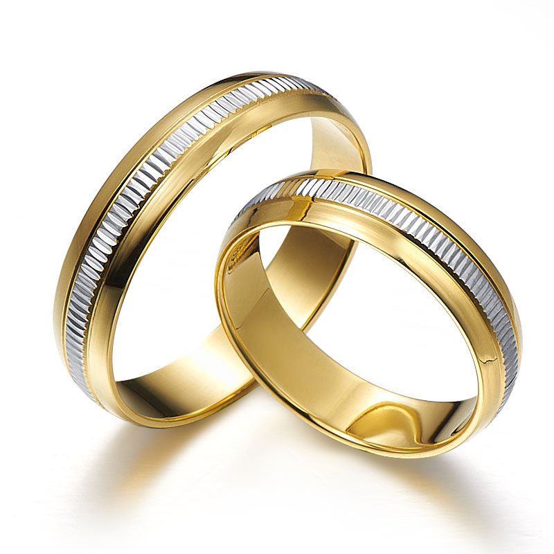 Wedding rings decorated with cuts in two-tone gold