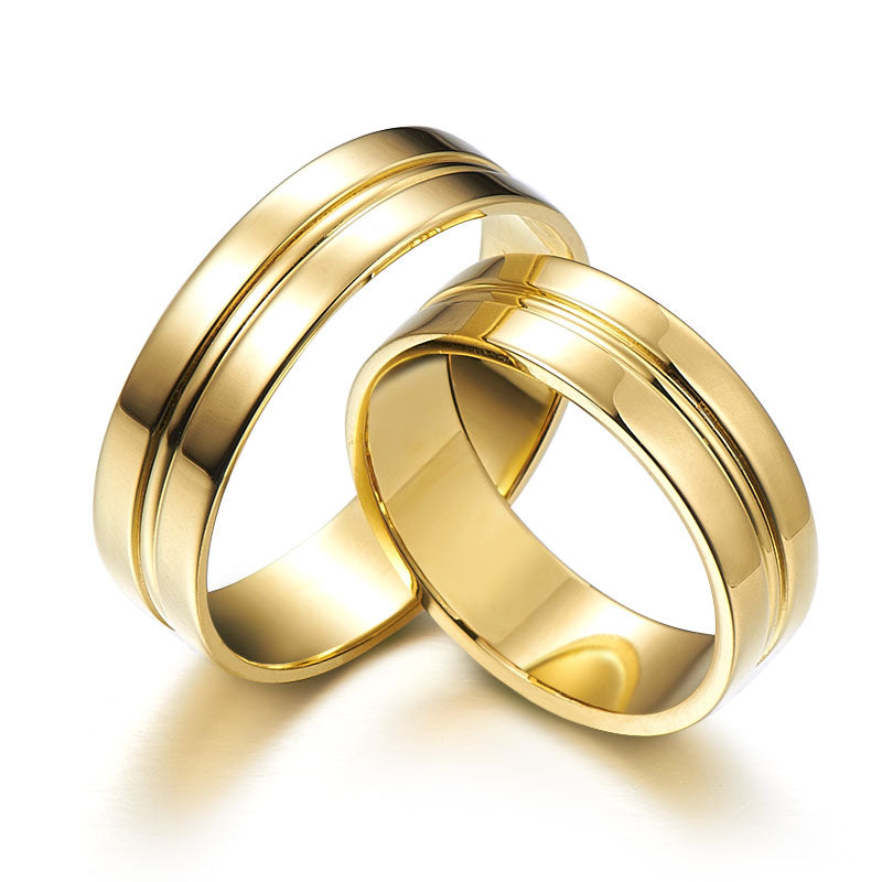 Yellow gold wedding rings decorated with two cuts