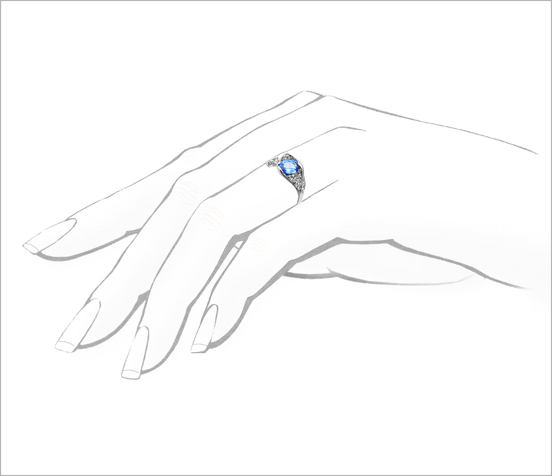 Pierścionek z szafirem i diamentami z białego złota - widok na dłoni