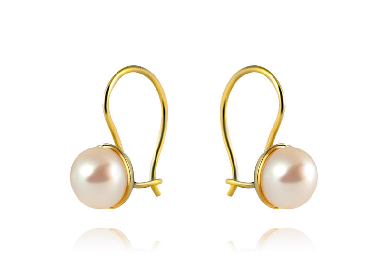 A subtle duo of gold earrings with pearls