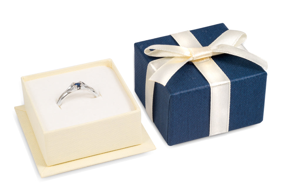 Pierścionek z szafirem w pudełku.