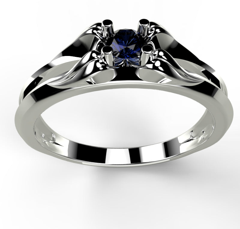 Srebrny pierścionek z szafirem - widok z boku.