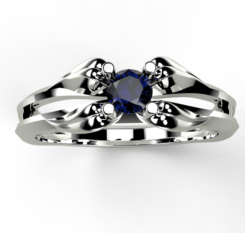 Srebrny pierścionek z szafirem - widok od góry.