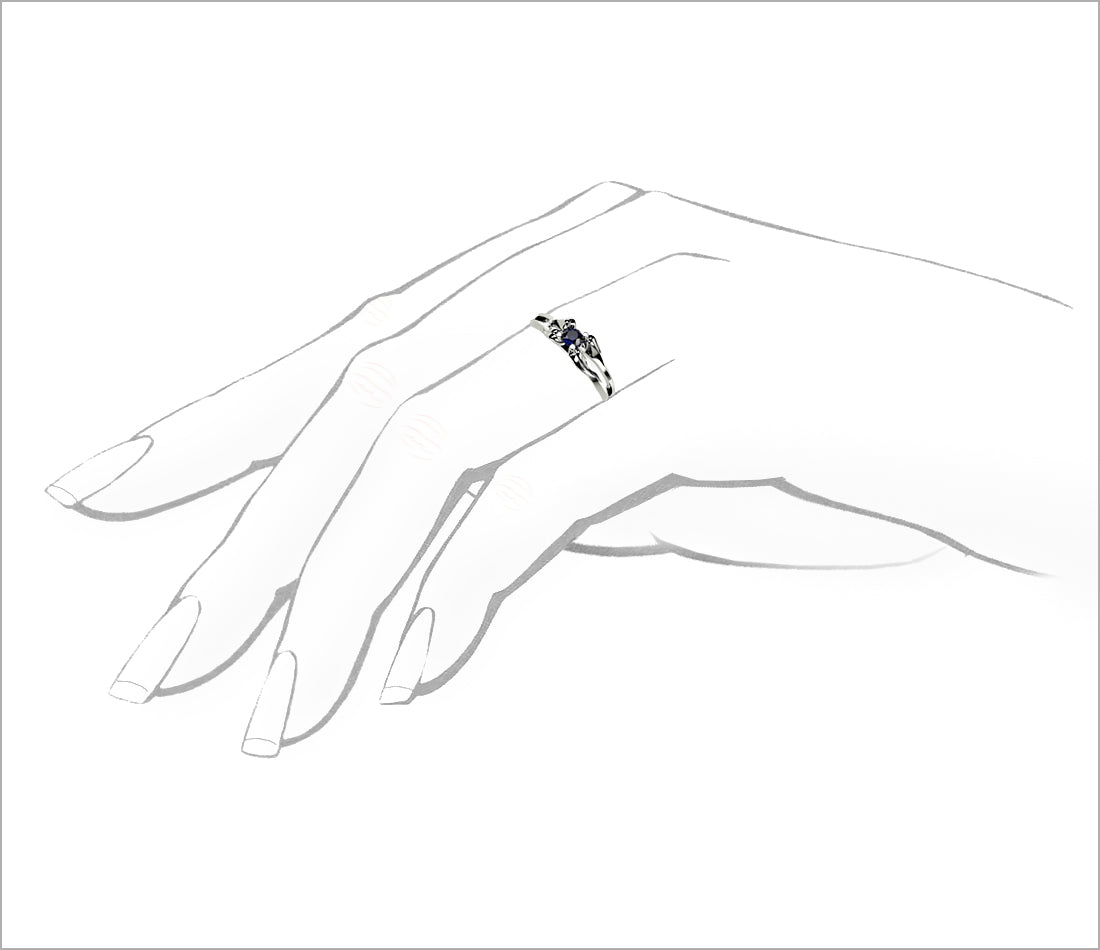 Srebrny pierścionek z szafirem - widok na dłoni.