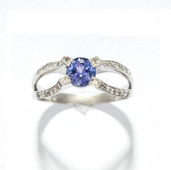 Pierścionek z tanzanitem i diamentami z białego złota - widok z góry