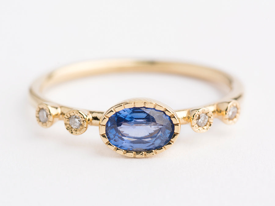 Lazurowy Duet - oryginalny pierścionek z żółtego złota z szafirem i diamentami - widok z góry