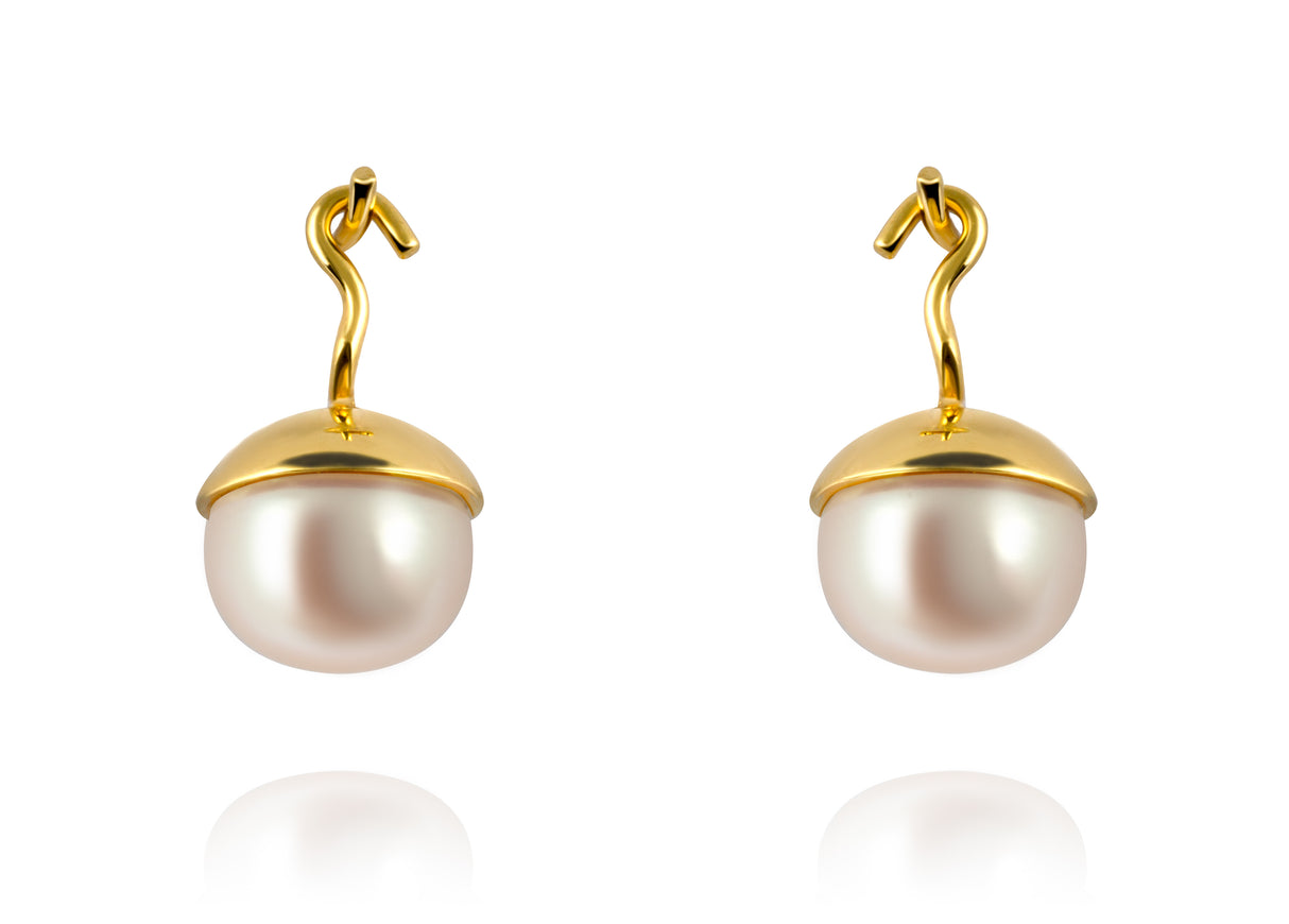 A subtle duo of gold earrings with pearls