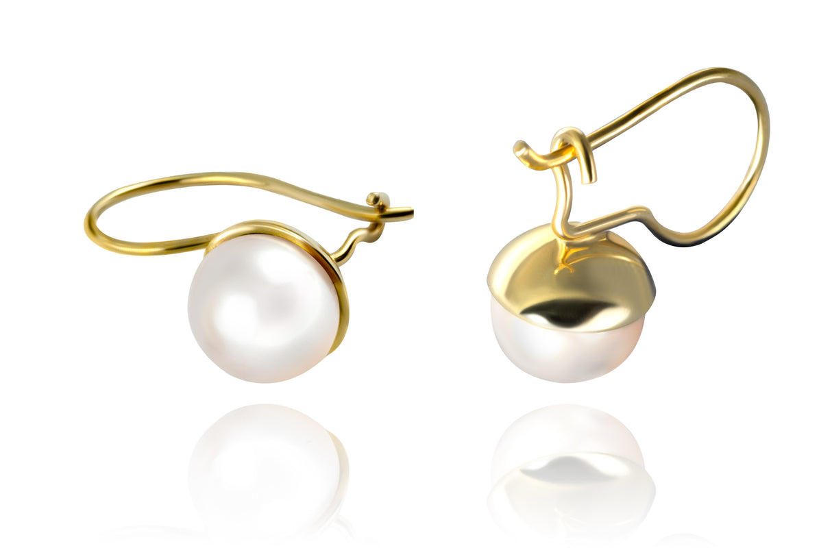 A subtle duo of gold earrings with pearls