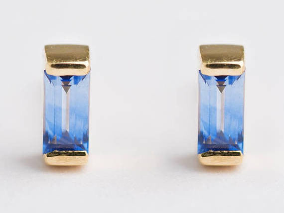 Gold earrings with natural sapphires