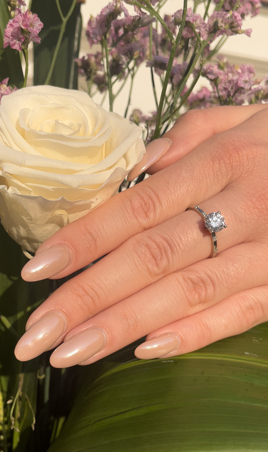 Romantyczny pierścionek z diamentem - zdjęcie na dłoni