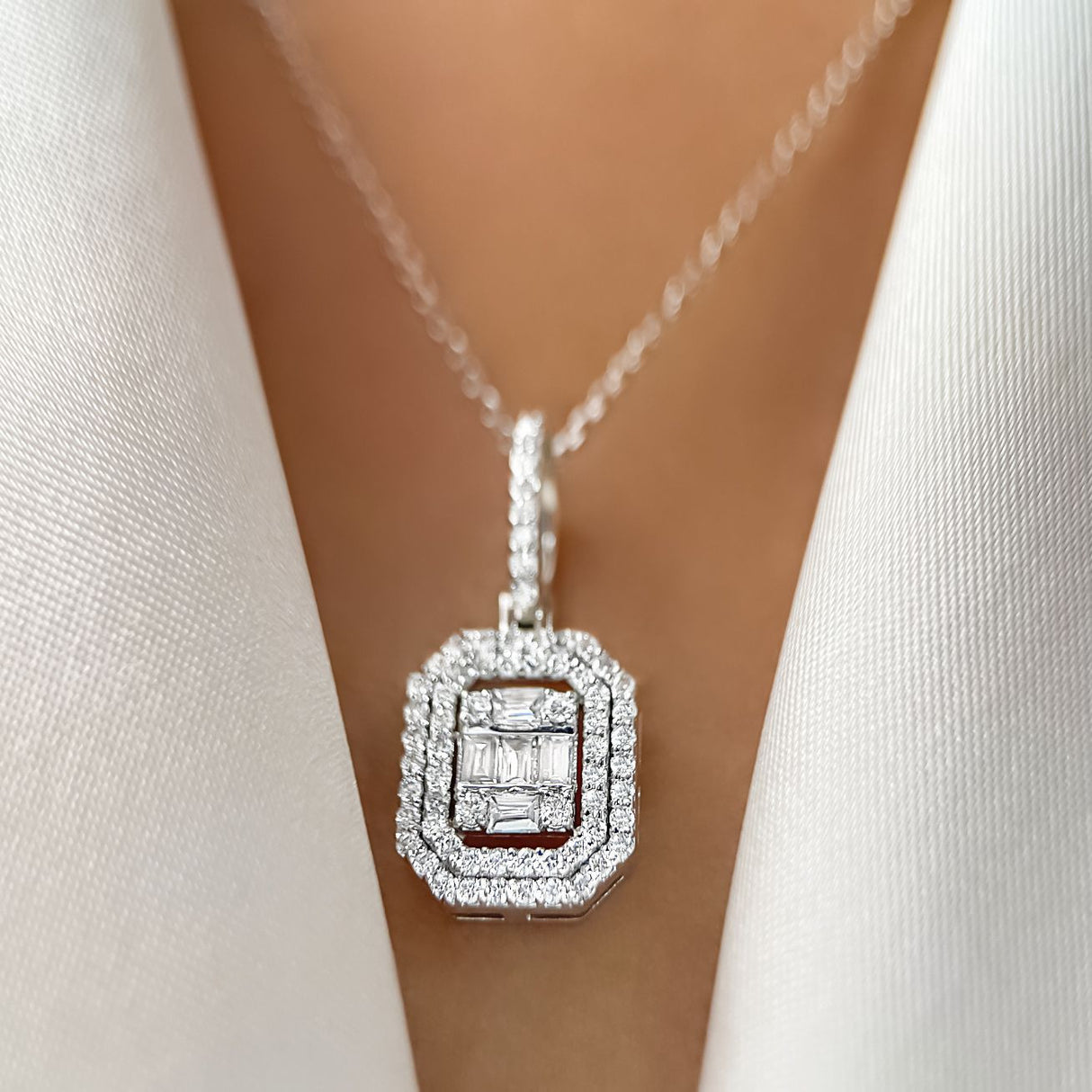 Pendant with diamonds