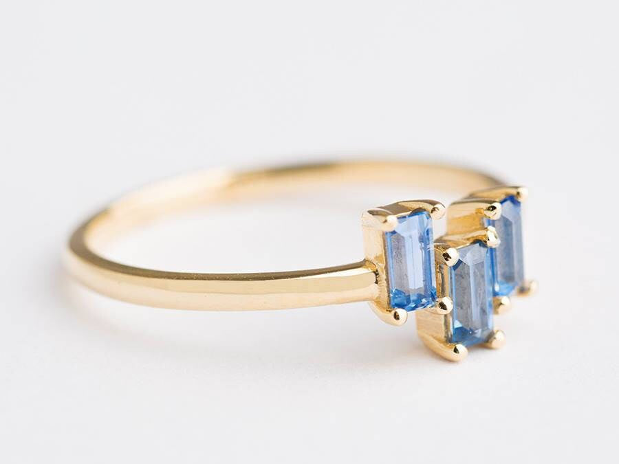 Pierścionek zaręczynowy z szafirami w szlifie bagietek - widok z boku