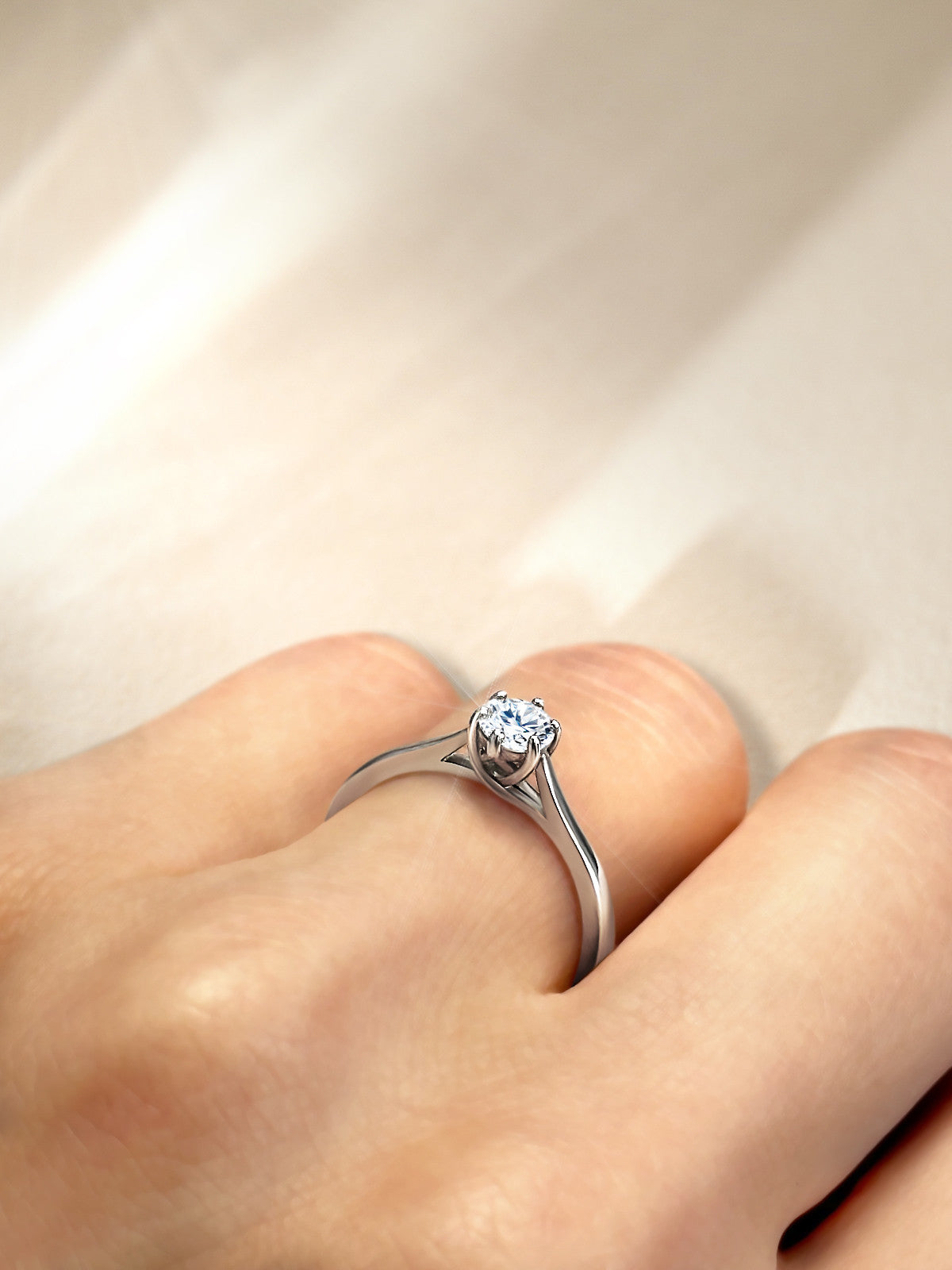 Klasyczny pierścionek zaręczynowy z diamentem - widok na dłoni