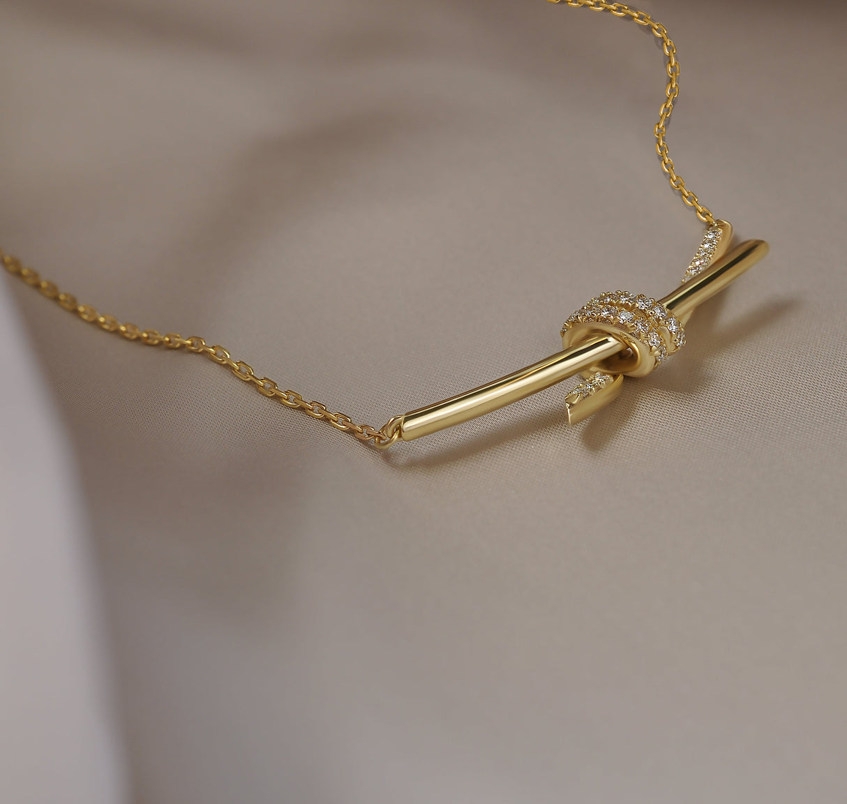 Golden Knot pendant with chain in white gold