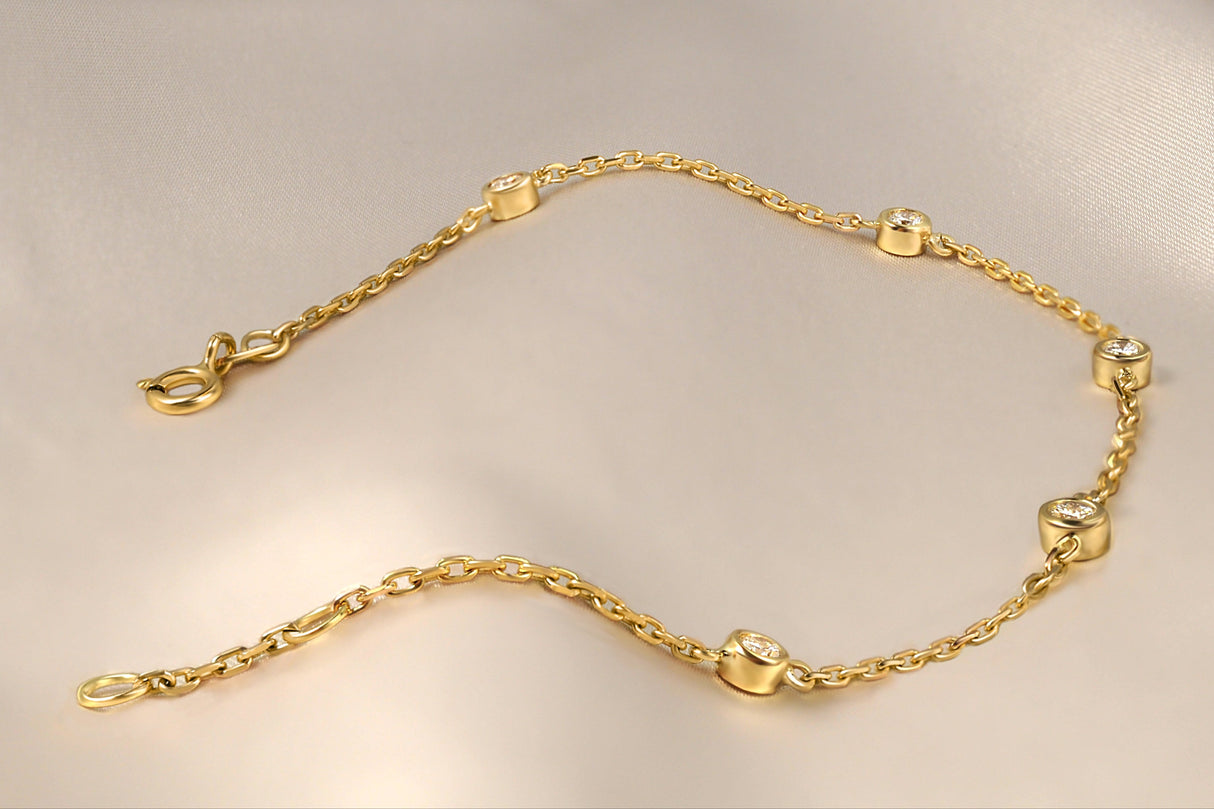 Gold bracelet with 5 diamonds