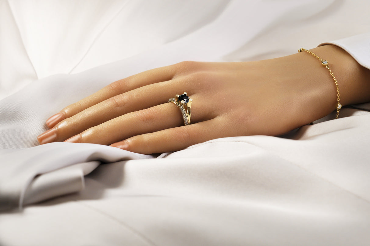 Gold bracelet with 5 diamonds