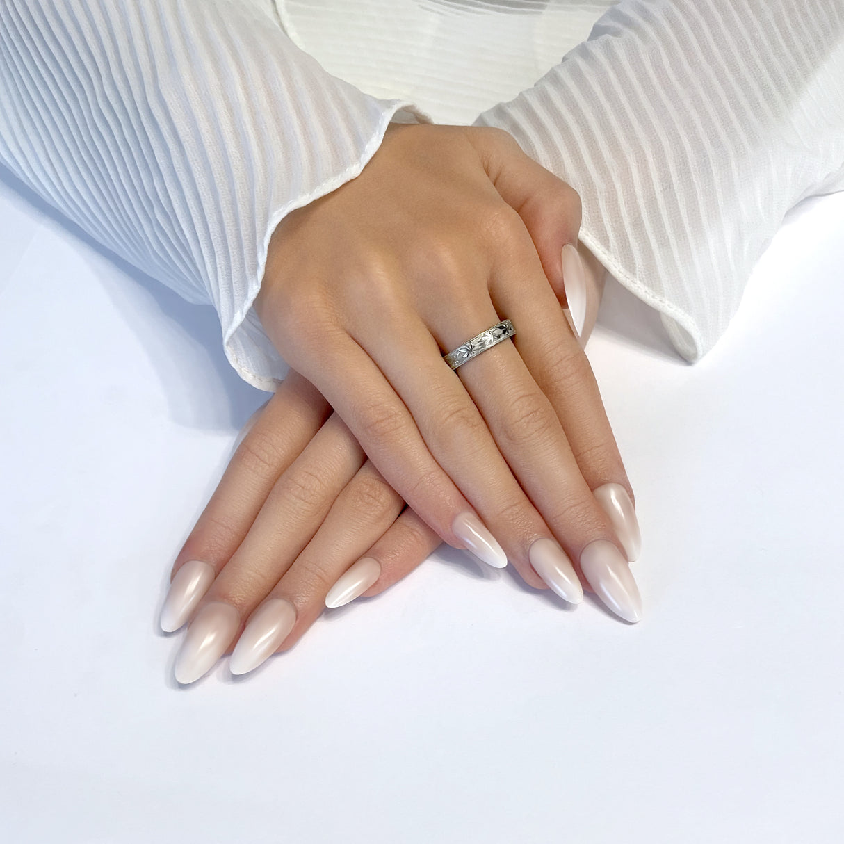 A wedding ring decorated with maple leaves