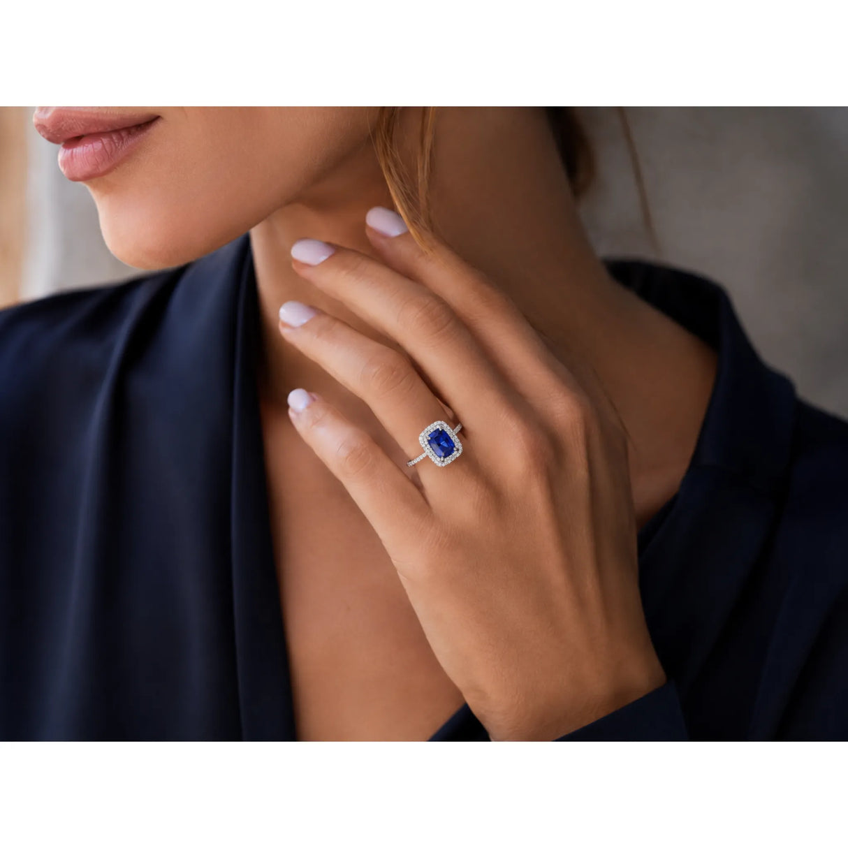 Royal Blue — pierścionek z szafirem w szlifie cushion i podwójnym halo diamentów