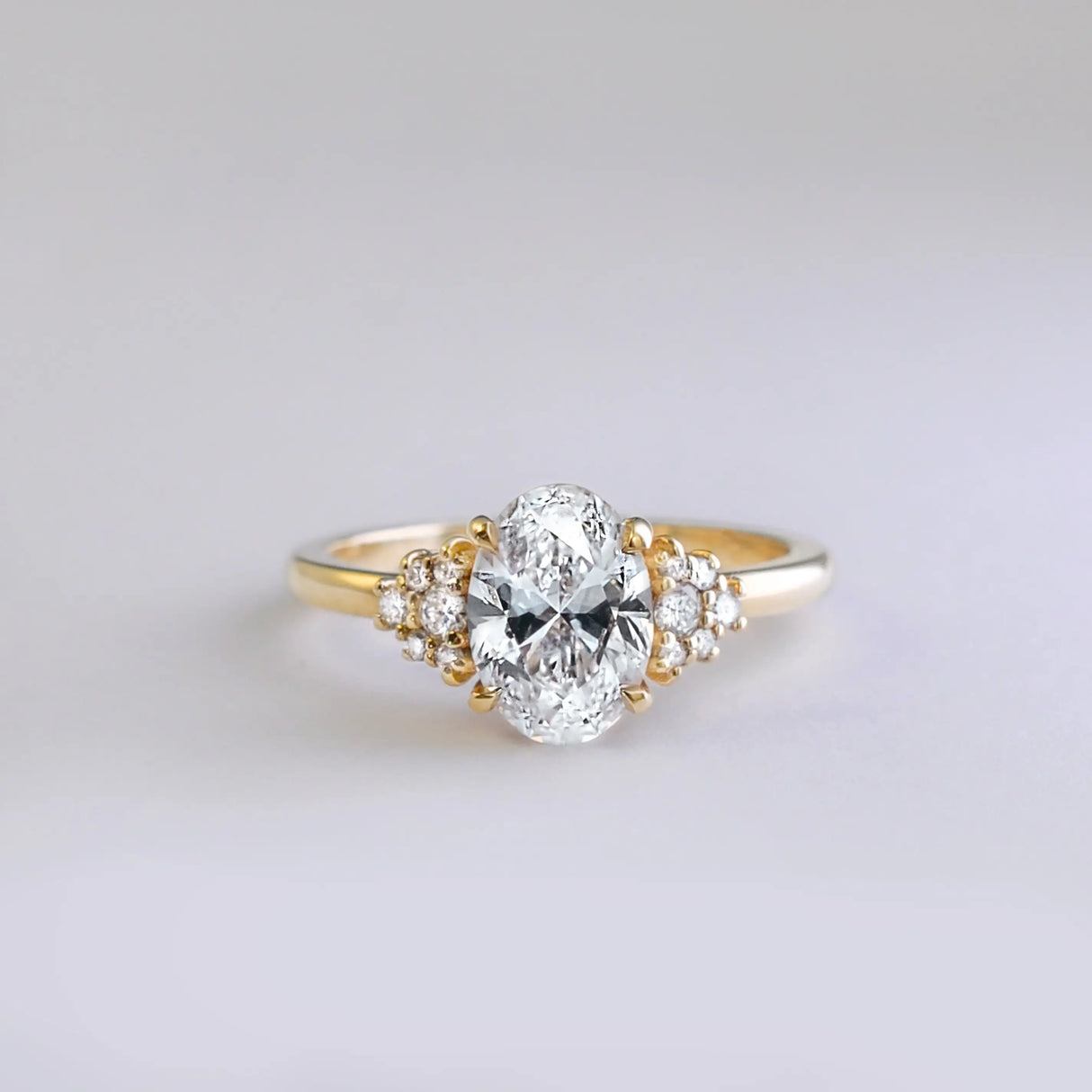Oval Grace - Pierścionek zaręczynowy z diamentem 1,50ct i brylantami bocznymi