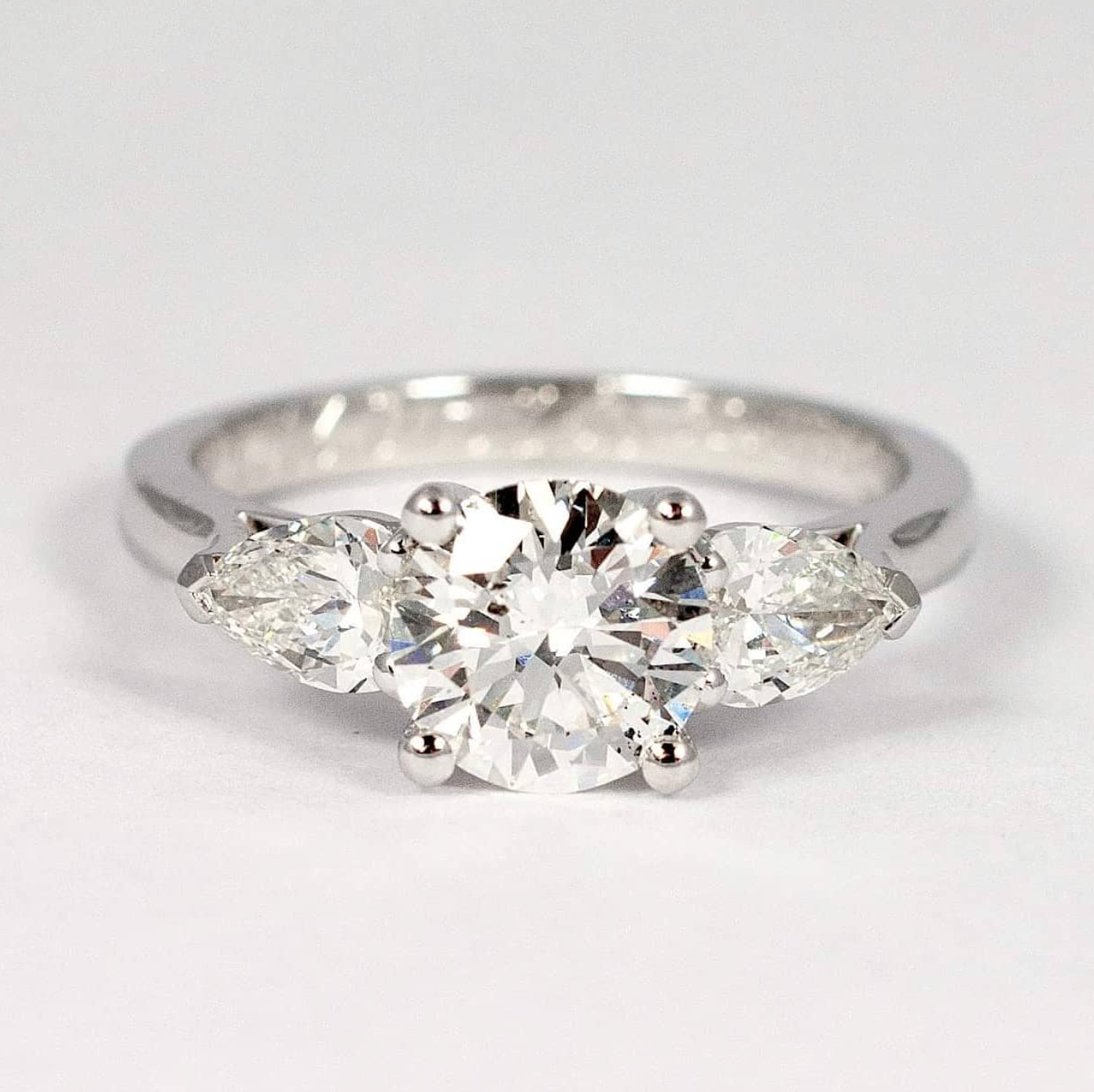 Jaki diament do pierścionka zaręczynowego wybrać, żeby dobrze wyglądał i nie przepłacić? Przewodnik po optymalnych parametrach