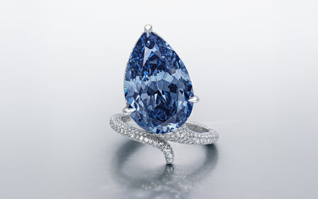 Niebieski diament Mellon Blue sprzedany w Genewie za 25,6 mln dolarów – historia jednego z najrzadszych klejnotów świata.