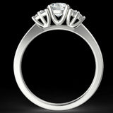 Pierścionek zaręczynowy Królowej Anny z białego złota z diamentami o masie 0,62 ct - widok z boku