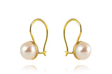 A subtle duo of gold earrings with pearls