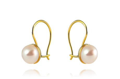 A subtle duo of gold earrings with pearls