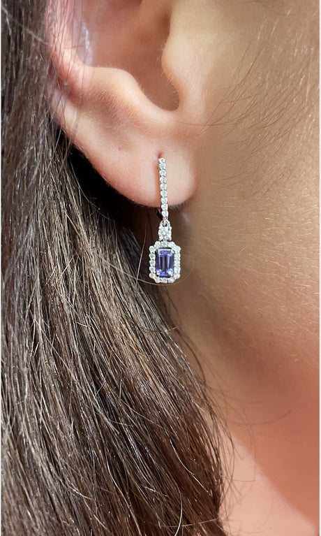 Kolczyki z tanzanitami i diamentami w białym złocie - widok na uchu