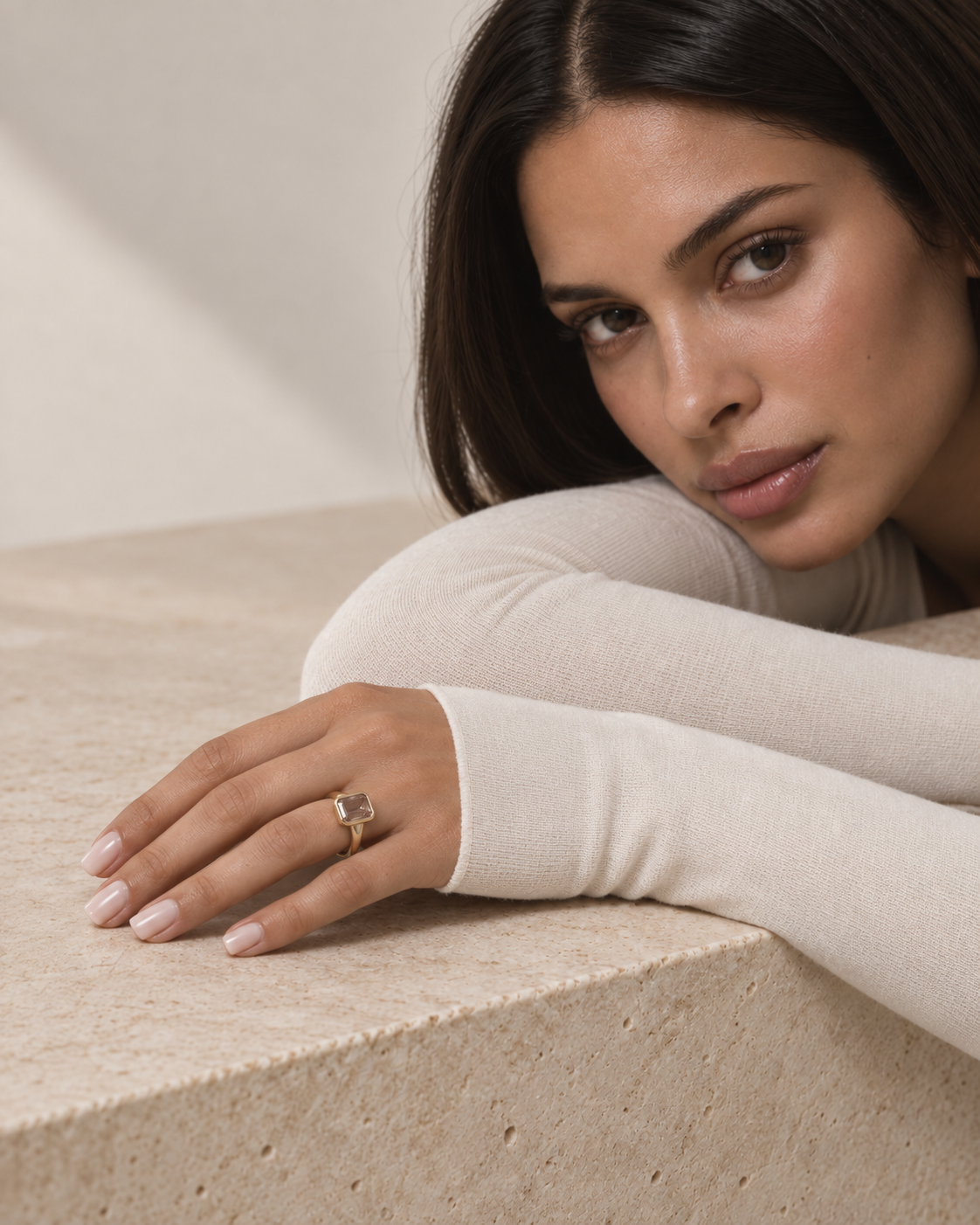 Minimalist Signet Engagement Ring z koniakowym diamentem