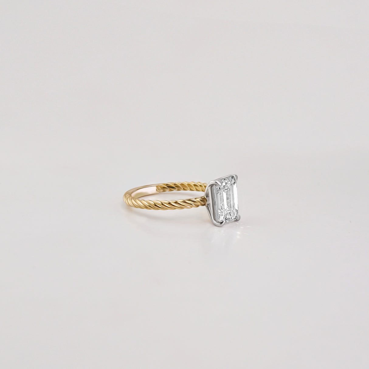 Pierścionek zaręczynowy z 1ct diamentem emerald cut Lab Grow