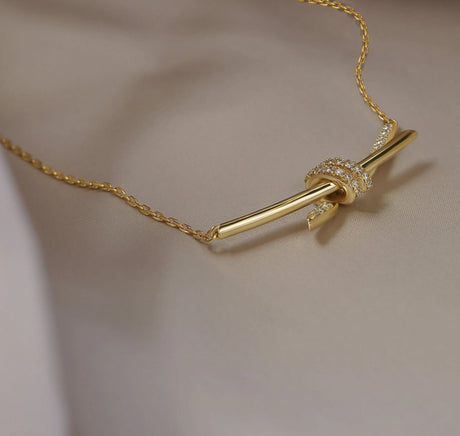 Golden Knot pendant with chain in white gold