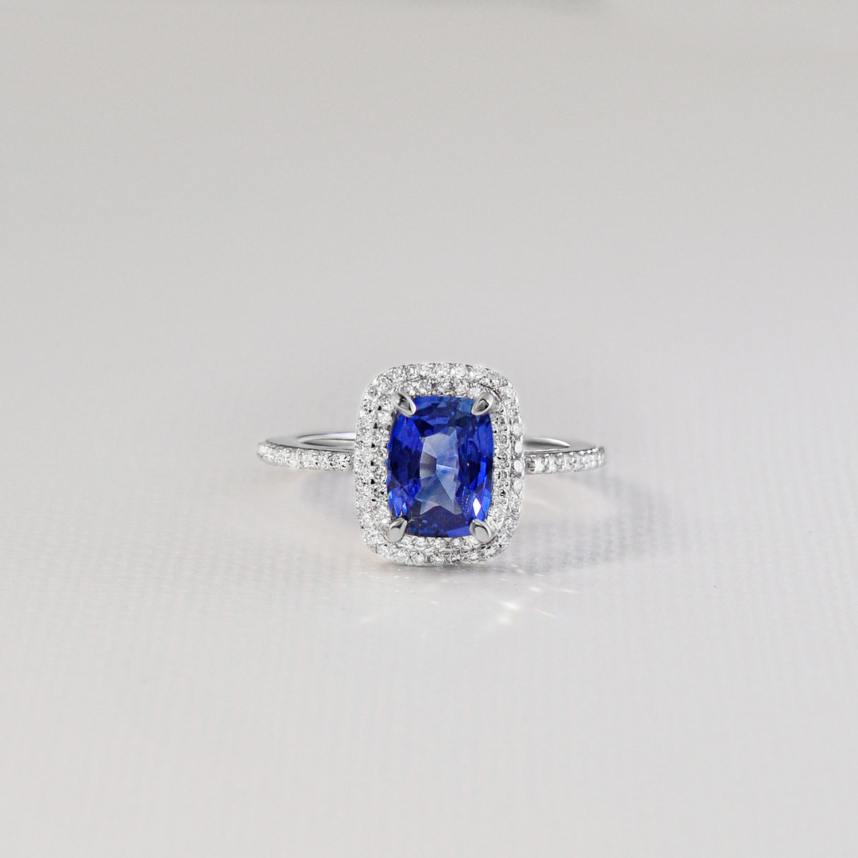 Royal Blue — pierścionek z szafirem w szlifie cushion i podwójnym halo diamentów