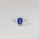 Royal Blue — pierścionek z szafirem w szlifie cushion i podwójnym halo diamentów