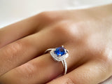 Royal Blue — pierścionek z szafirem w szlifie cushion i podwójnym halo diamentów