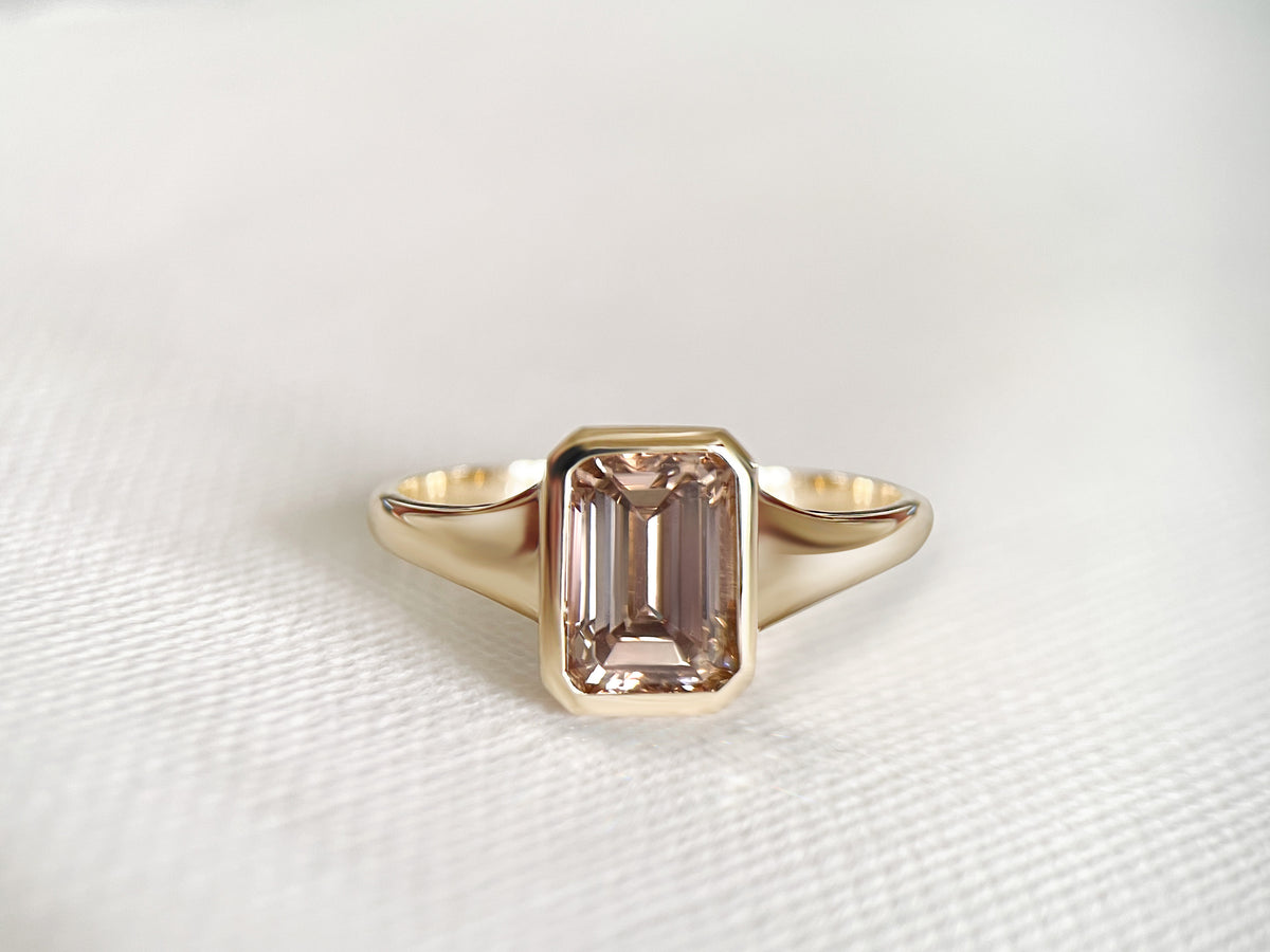 Minimalist Signet Engagement Ring z koniakowym diamentem