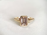 Minimalist Signet Engagement Ring z koniakowym diamentem