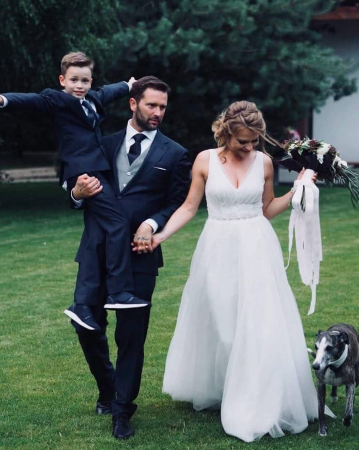 Młoda para sesja zdjęciowa z obrączkami 