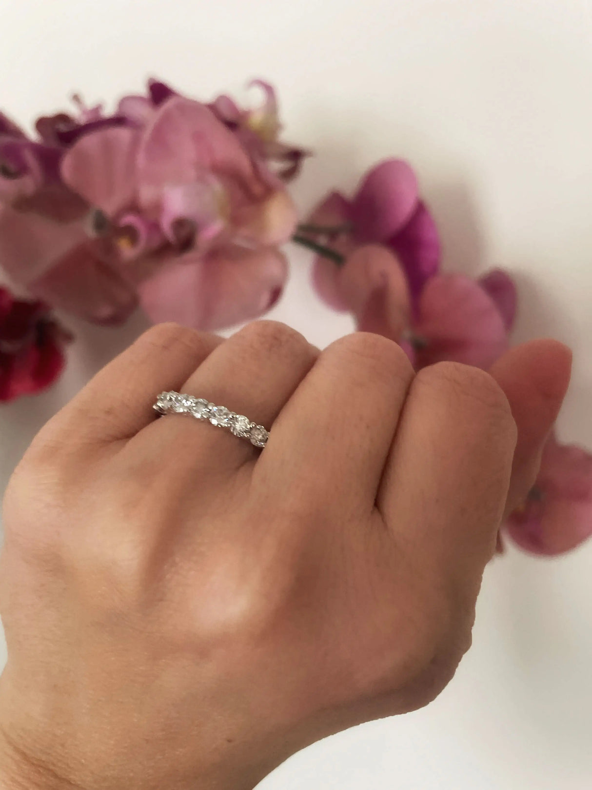 Obrączka z białego złota z diamentami 2ct na dłoni