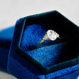 Pierścionek zaręczynowy z diamentem 1,5ct w szlifie owalnym-zdjęcie w pudełku