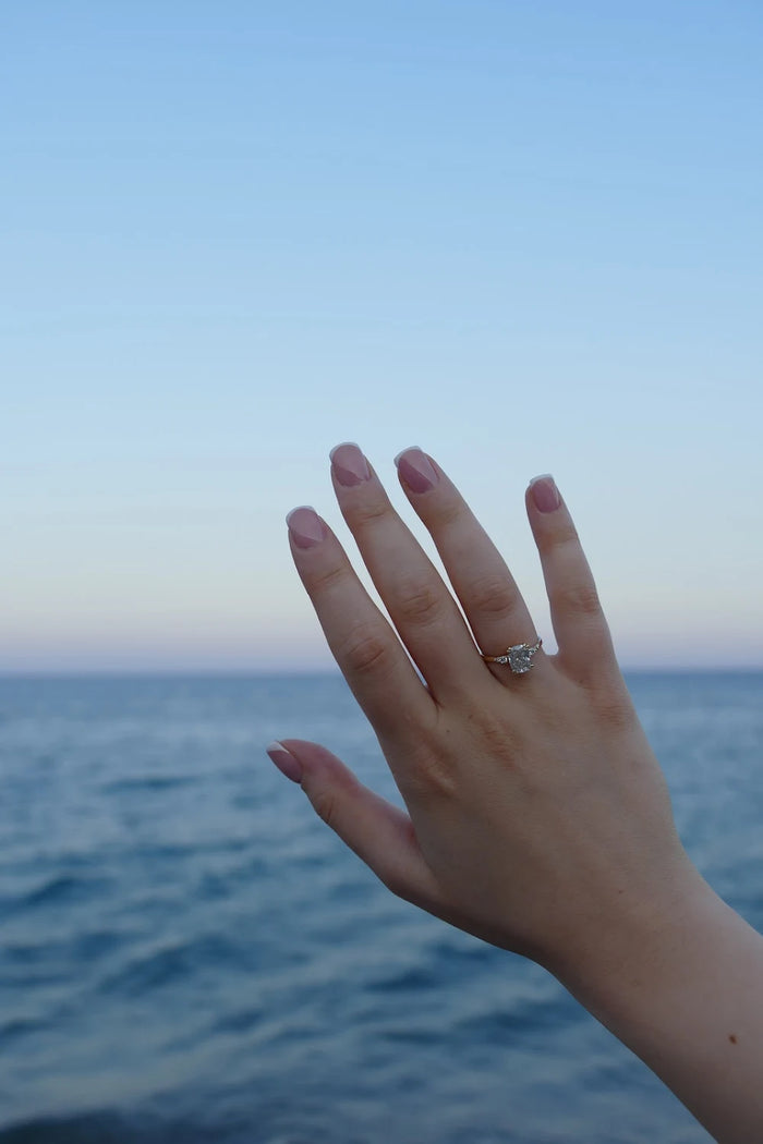 pierścionek zaręczynowy z diamentem owalnym z żółtego złota