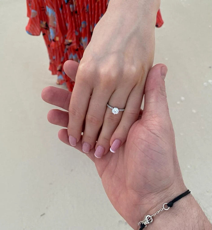 pierscionek zaręczynowy z diamentem 0,80ct i diamentami w szynie