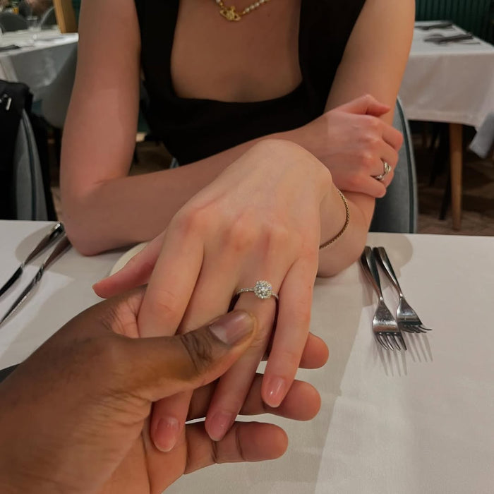 Pierścionek zaręczynowy z diamentami typu halo