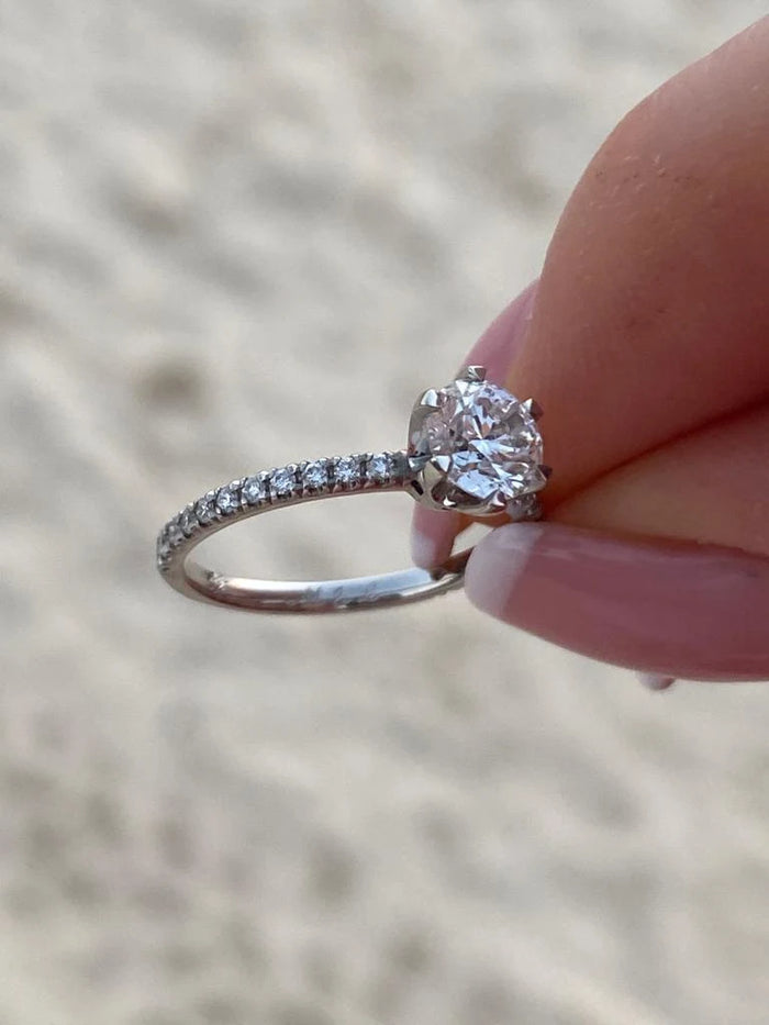 pierścionek zaręczynowy z diamentem 0,80ct i diamentami w szynie wykonany w białym złocie